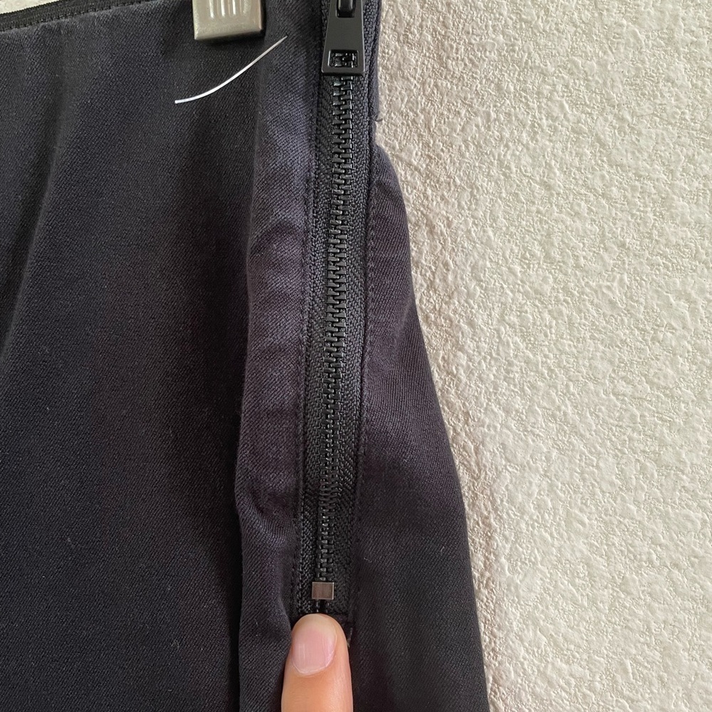 Everlane side zip stretch cotton pants in black - Picture 7 of 9